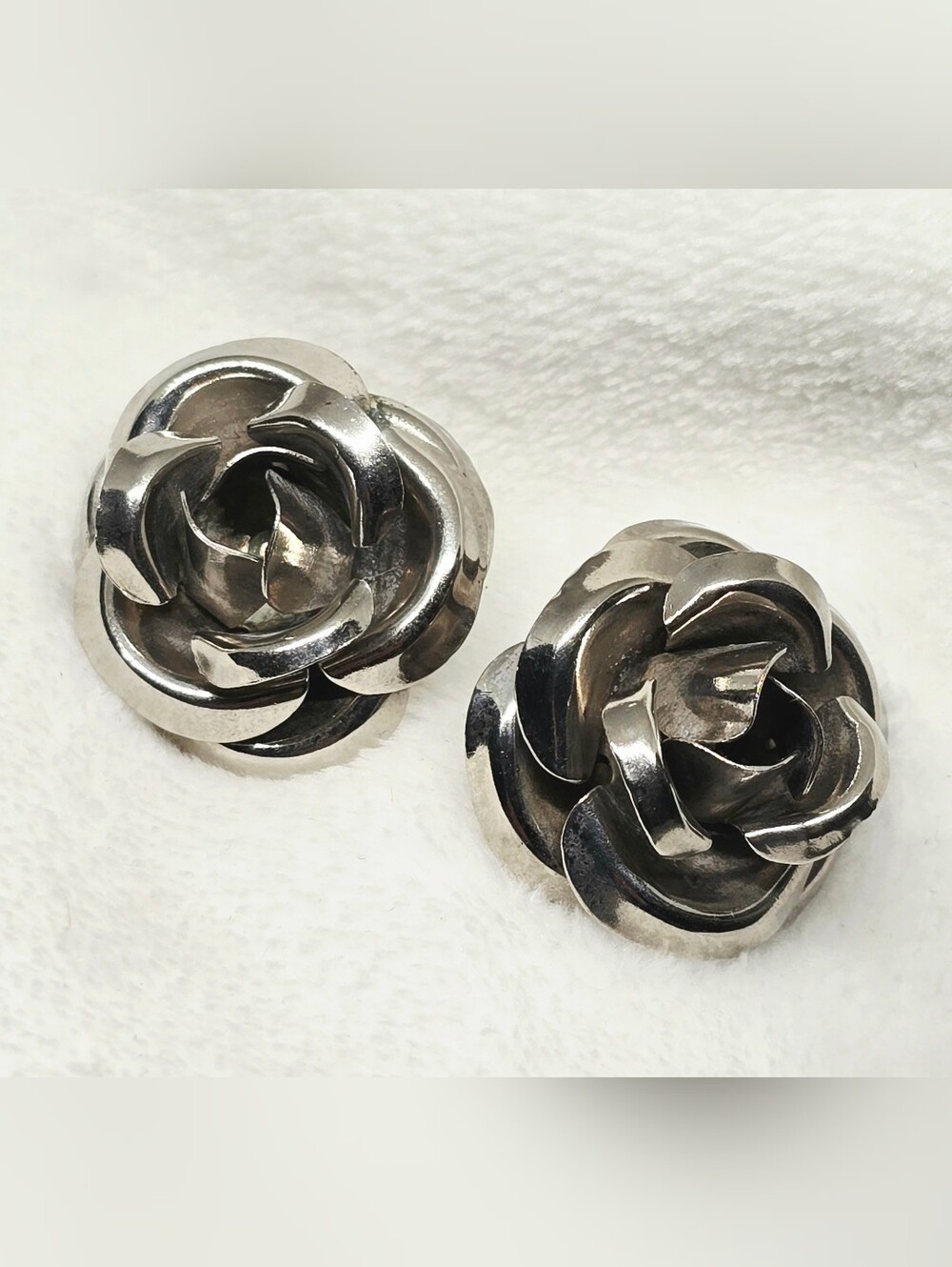 Vintage 3D Sculptural Silvertone Rose Flower Post Stud Earrings Cottagecore Ltwt
